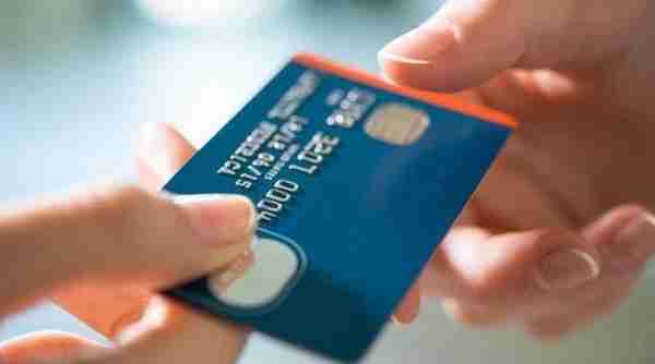 手里有信用卡的朋友注意了，这类信用卡马上会被降额或者停用