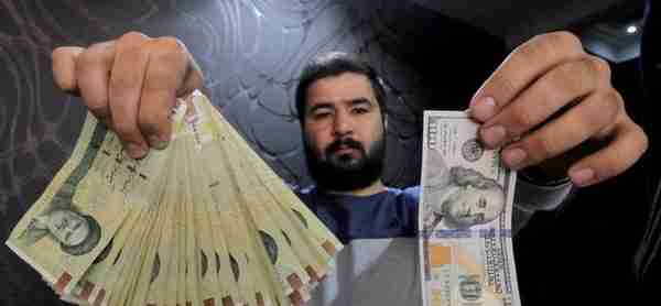 伊朗正式用人民币替代美元后，事情起新变化，两个国家或将由穷转富