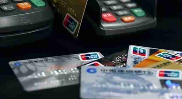求你办卡还送旅行箱，信用卡靠什么赚钱？是谁发明的信用卡？