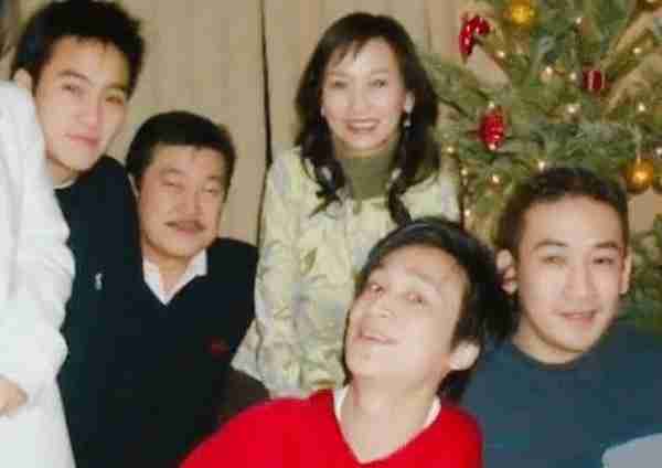 赵雅芝的3个儿子：长子45岁次子42岁，小儿子35岁，个个让她骄傲
