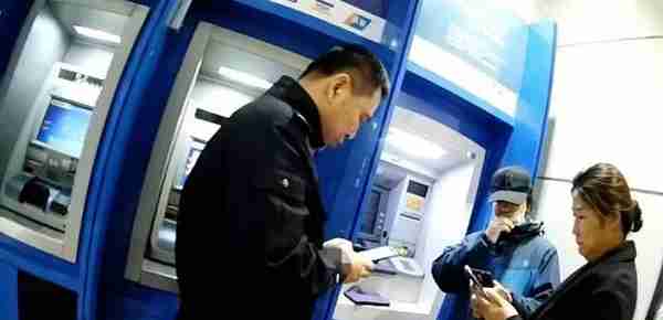 蒙了！大庆一女子在ATM机取款，还没插卡，机器就“疯吐”出一沓钱！