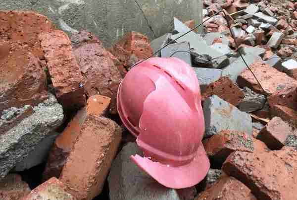 武汉自建私房垮塌致2死10伤事故调查：拆迁伴生抢建，涉事多方获利