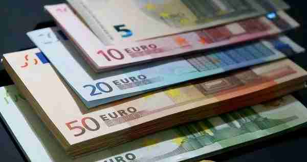 全球货币支付占比美元升至41.1％，欧元跌到36.43％，人民币呢？