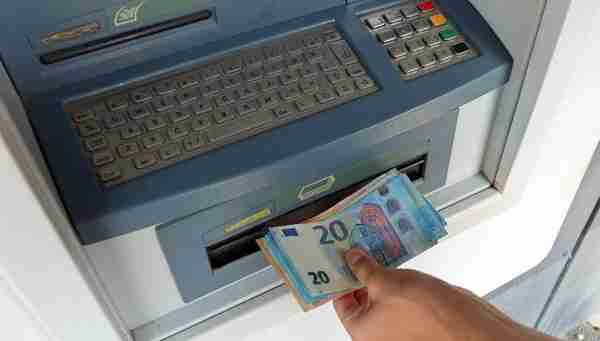 银行卡跨行取款时，需要注意哪些问题？