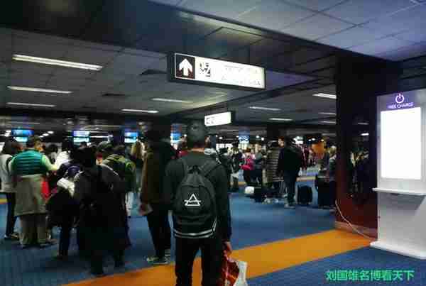 到尼泊尔旅游，在加德满都机场办理入境和兑换卢比是这样的