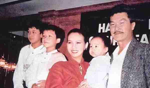 赵雅芝的3个儿子：长子45岁次子42岁，小儿子35岁，个个让她骄傲