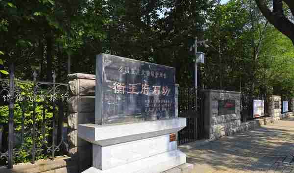 山东青州古城的二十多座牌坊都是新建，唯一的老牌坊在学校进不去