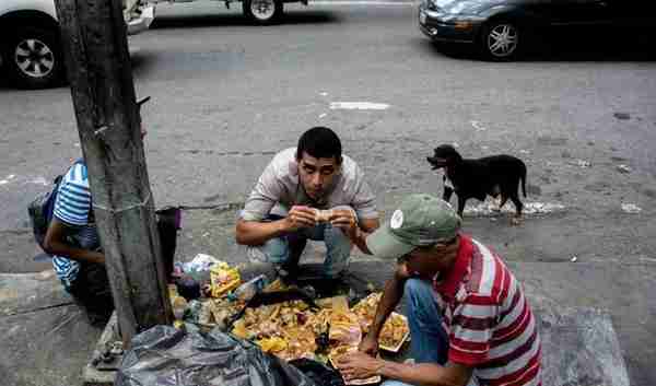 委内瑞拉：1400万买一只鸡，避孕药卖断货，穷人翻身只能靠选美