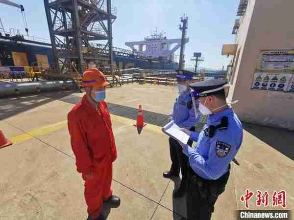 辽宁大连：两艘超大型油轮同时靠泊码头 满载价值21亿元原油