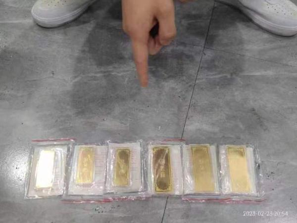 重庆警方打掉一“洗钱”团伙：刷卡买黄金后低价出售获取现金