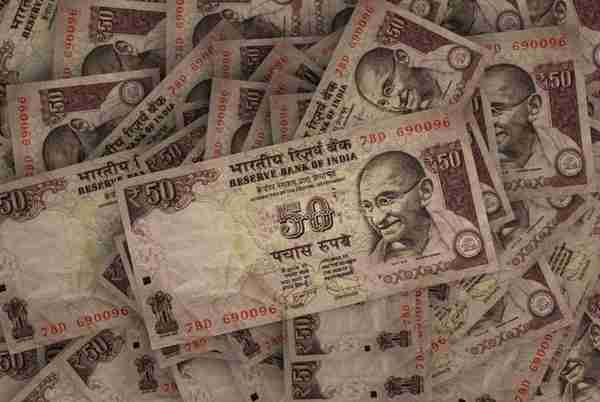 印度央行将卢比汇率锁定在人民币上，美元为何不香了？
