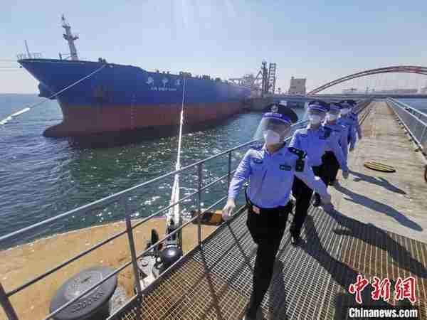 辽宁大连：两艘超大型油轮同时靠泊码头 满载价值21亿元原油