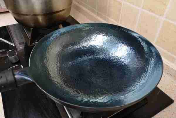 刚买的新锅别直接用，大厨教你开锅技巧，不粘锅也不生锈，超耐用